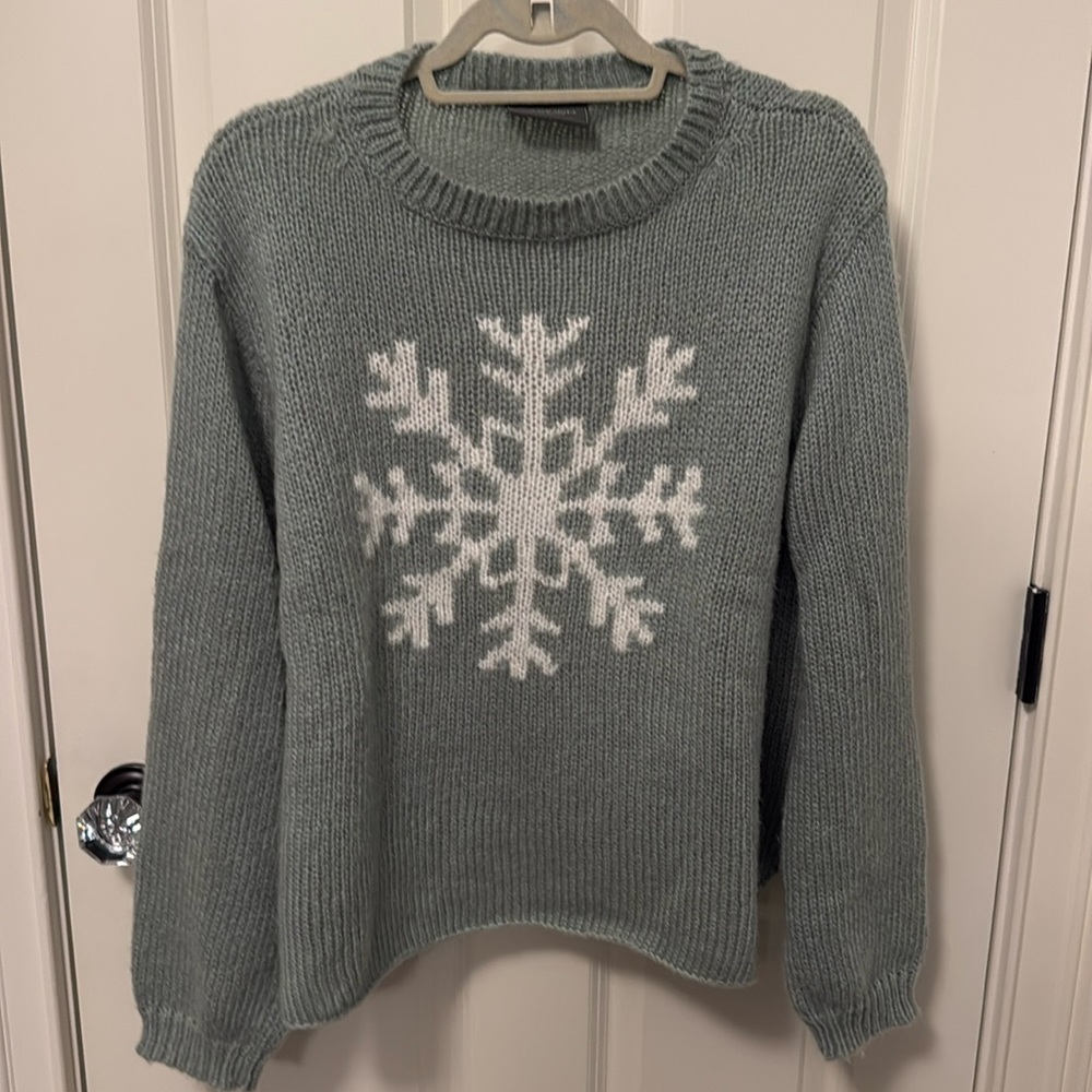 Wooden ships snowflake sweater. Great condition.